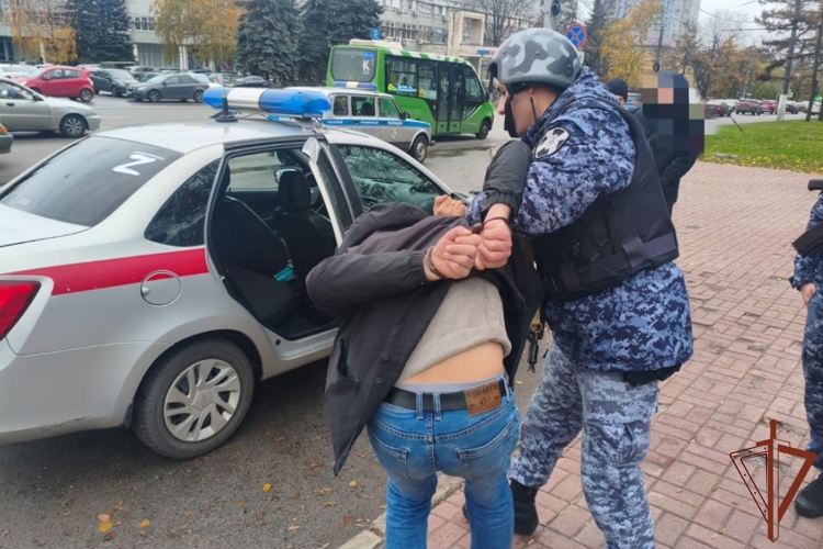 В Курске росгвардейцы задержали мужчину, угрожавшего пистолетом сотруднице парикмахерской