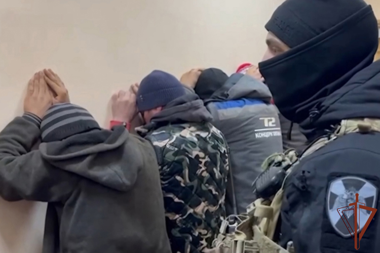 При силовой поддержке спецназа Росгвардии в Новосибирске проведен рейд по незаконной миграции