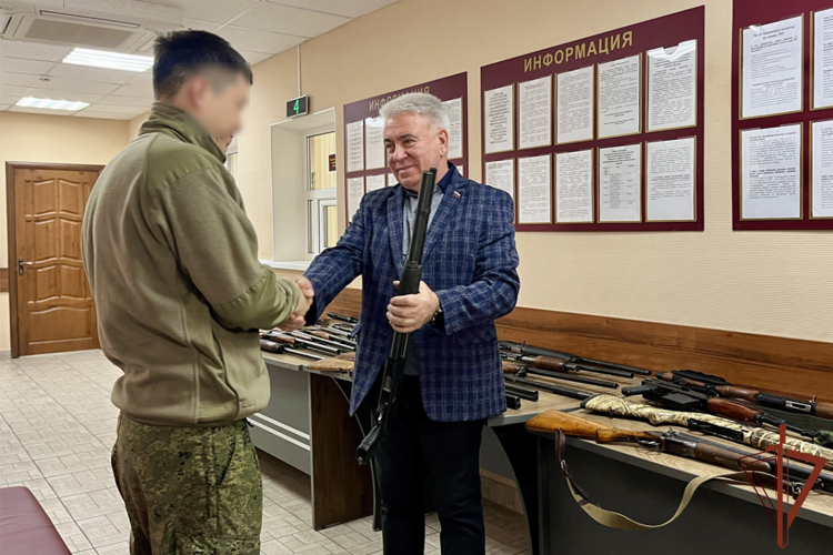 В Астрахани росгвардейцы организовали передачу оружия в зону СВО 