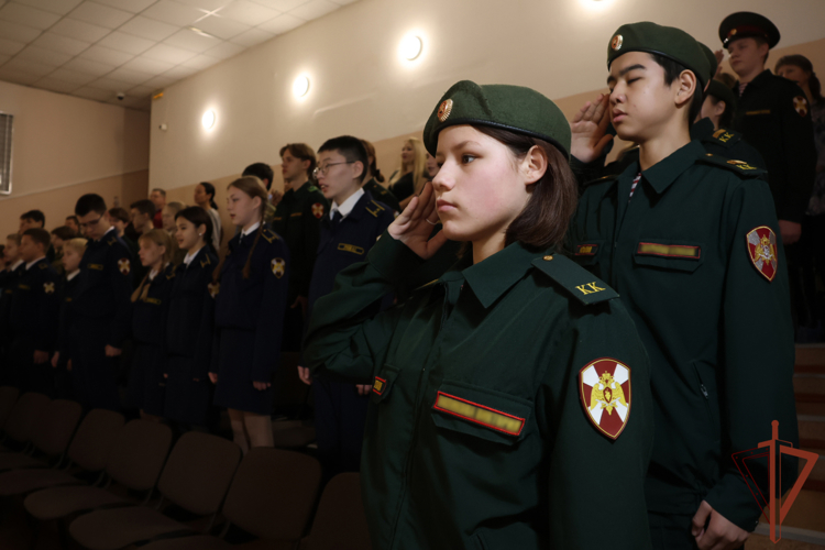 Военнослужащие и сотрудники Сибирского ордена Жукова округа Росгвардии продолжают профориентационные мероприятия 