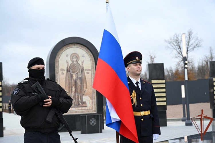 В ДНР росгвардейцы приняли участие в церемонии открытия созданного по поручению Президента России мемориального комплекса
