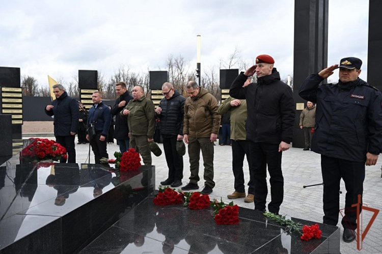 В ДНР росгвардейцы приняли участие в церемонии открытия созданного по поручению Президента России мемориального комплекса