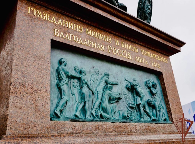 Столичные росгвардейцы возложили цветы на Красной площади в честь Дня народного единства