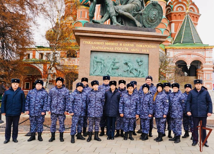 Столичные росгвардейцы возложили цветы на Красной площади в честь Дня народного единства