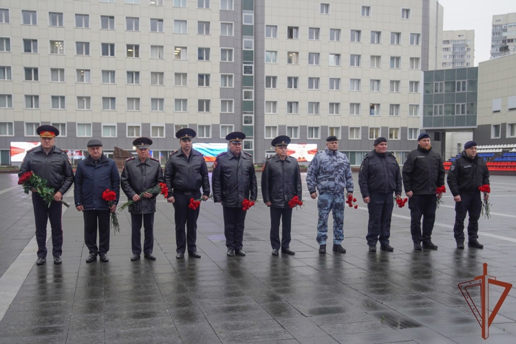 Росгвардейцы Центрального округа почтили память боевых товарищей