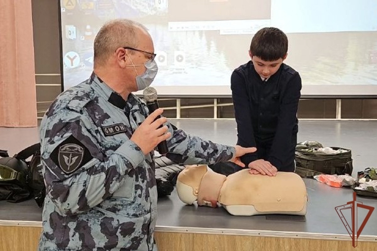 В Московской области сотрудники ОМОН Росгвардии провели урок мужества для школьников (видео)