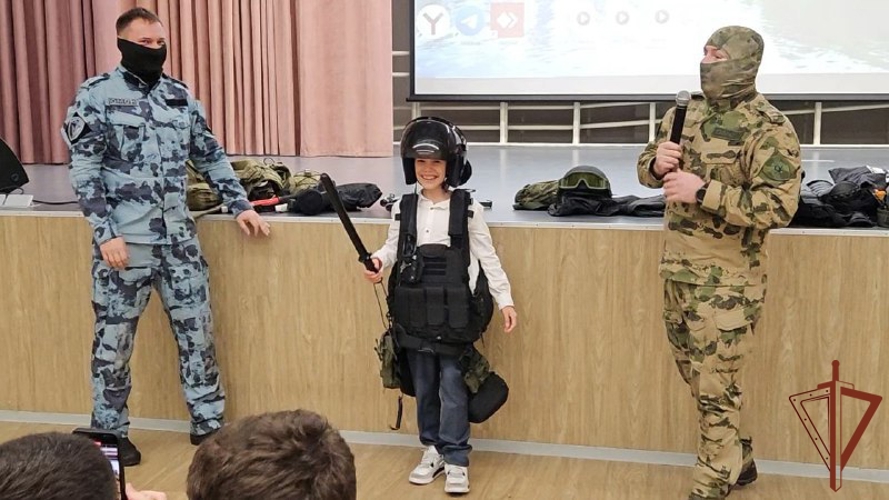 В Московской области сотрудники ОМОН Росгвардии провели урок мужества для школьников (видео)