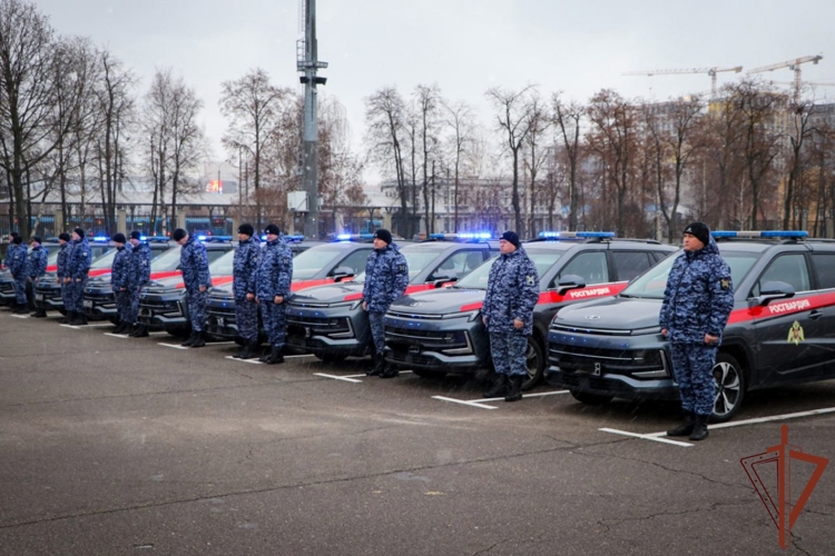 Росгвардейцы провели учения по экстремальному вождению служебных автомобилей в Москве (видео)