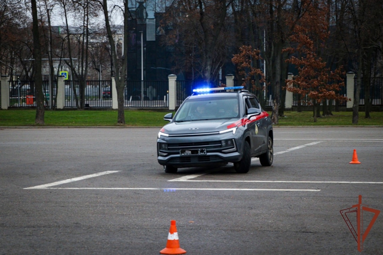 Росгвардейцы провели учения по экстремальному вождению служебных автомобилей в Москве (видео)