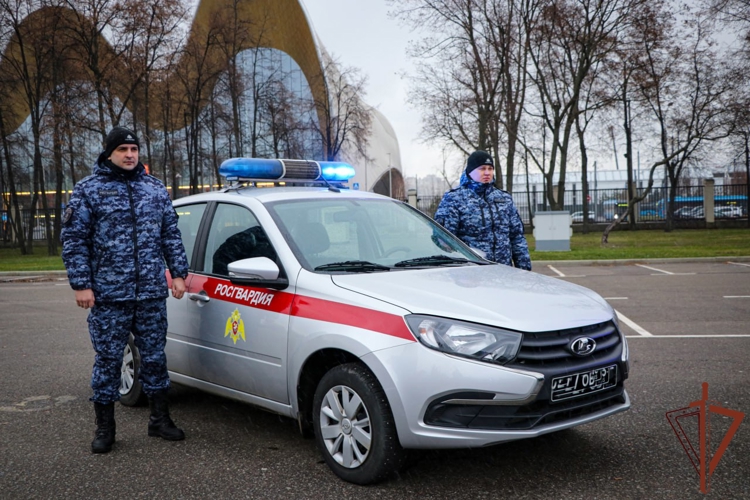 Росгвардейцы провели учения по экстремальному вождению служебных автомобилей в Москве (видео)