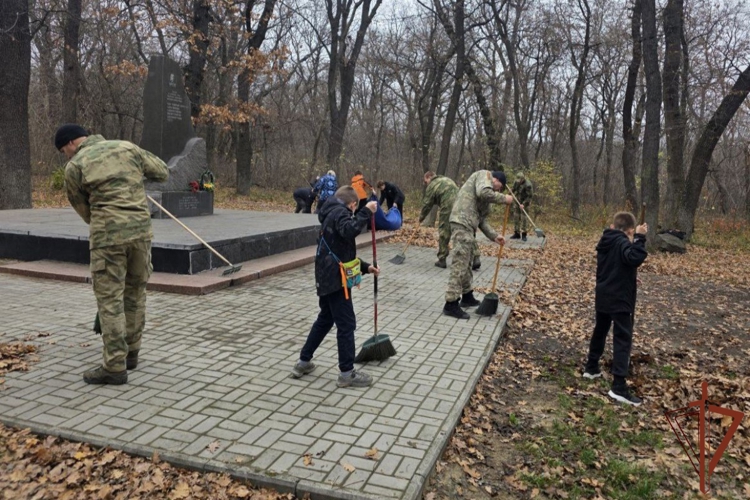 В Луганске росгвардейцы приняли участие в экологических акциях