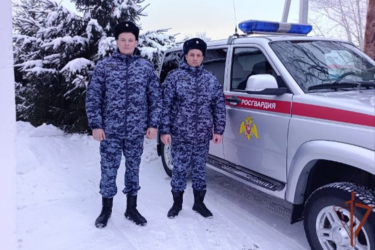Сотрудники Росгвардии оказали помощь пострадавшему в ДТП жителю Алтайского края
