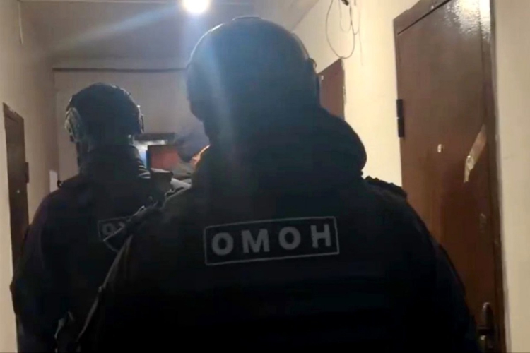 При силовой поддержке ОМОН Росгвардии в Иркутске провели рейд по соблюдению миграционного законодательства (видео)