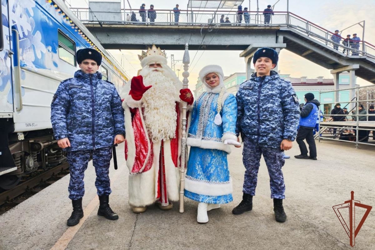 Росгвардейцы обеспечивают правопорядок во время пребывания «Поезда Деда Мороза» в дальневосточных городах