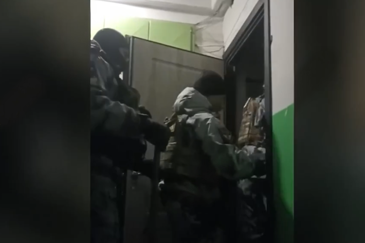 В Нижегородской области при содействии спецназа Росгвардии задержаны подозреваемые в мошенничестве с выплатами участникам СВО (видео)