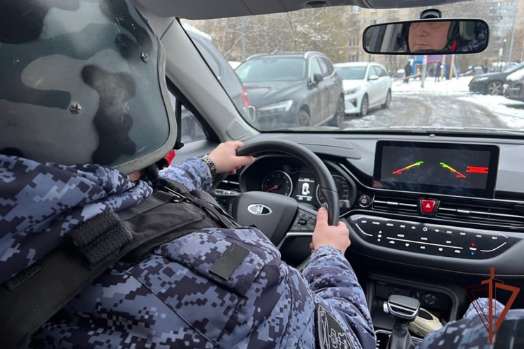 Сотрудники Росгвардии передали матери трехлетнего мальчика, который потерялся в Колпинском районе