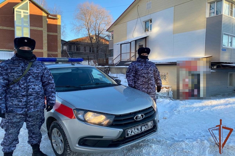 В Ханты-Мансийске росгвардейцы задержали подозреваемого в вооруженном нападении на магазин