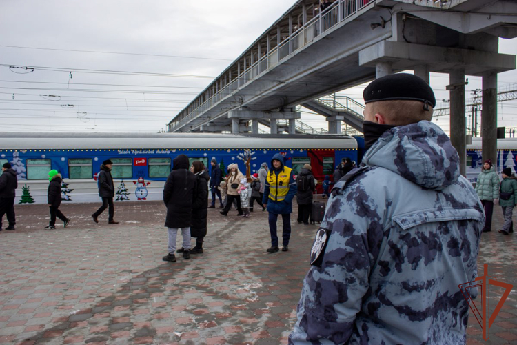 На Урале росгвардейцы обеспечили безопасность пребывания поезда Деда Мороза 