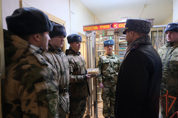 Заступивших на боевое дежурство военнослужащих и сотрудников Уральского округа Росгвардии поздравили с Новым годом