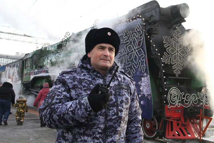 На Урале росгвардейцы обеспечили безопасность пребывания поезда Деда Мороза 