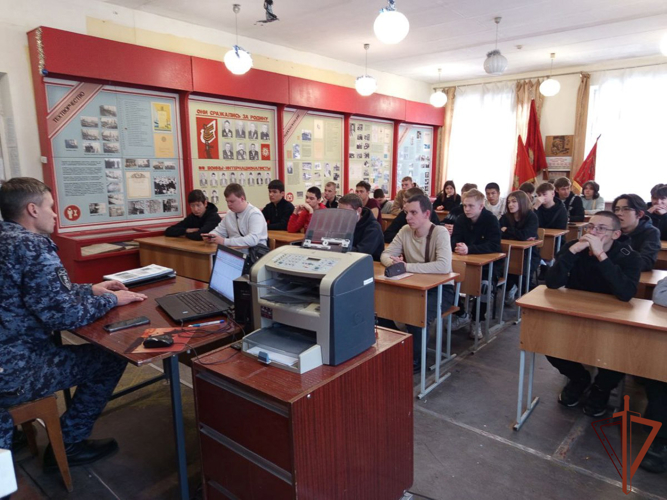 На Урале росгвардейцы организовали новогодние праздники для детей и напомнили гражданам о безопасности в предстоящие праздники