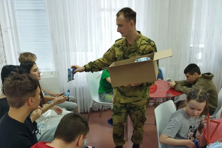 Росгвардейцы поздравили с Новым годом воспитанников подшефных учреждений на Урале (видео)