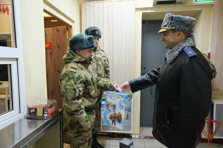 Заступивших на боевое дежурство военнослужащих и сотрудников Уральского округа Росгвардии поздравили с Новым годом