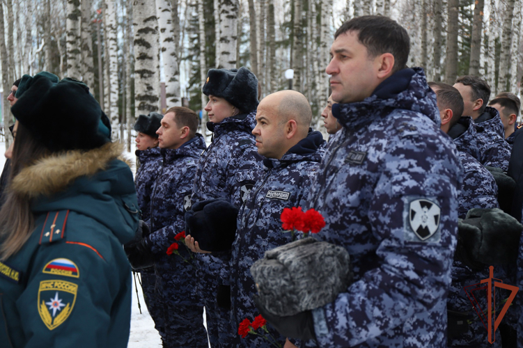 В Уральском округе Росгвардии почтили память Неизвестного Солдата