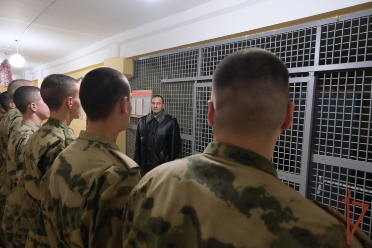 Заступивших на боевое дежурство военнослужащих и сотрудников Уральского округа Росгвардии поздравили с Новым годом