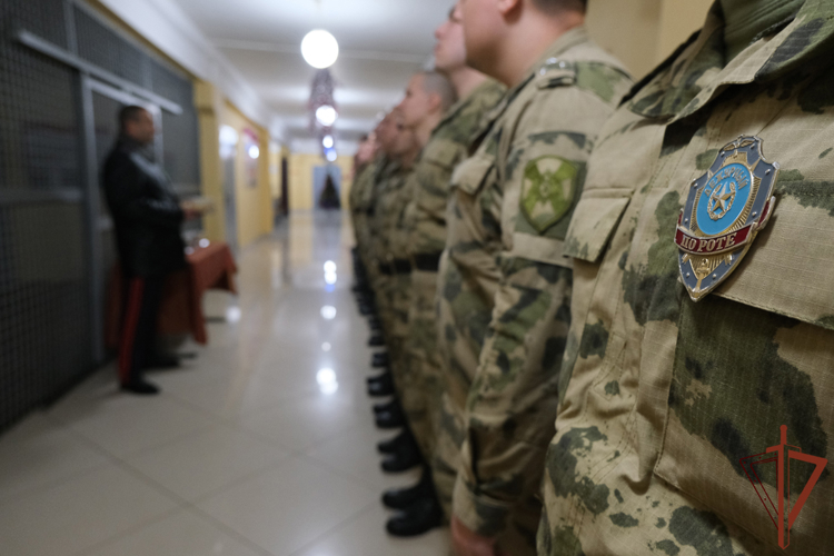 Заступивших на боевое дежурство военнослужащих и сотрудников Уральского округа Росгвардии поздравили с Новым годом