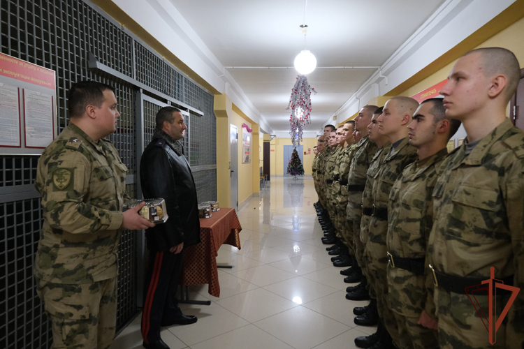 Заступивших на боевое дежурство военнослужащих и сотрудников Уральского округа Росгвардии поздравили с Новым годом