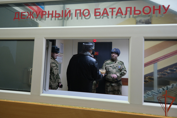 Заступивших на боевое дежурство военнослужащих и сотрудников Уральского округа Росгвардии поздравили с Новым годом