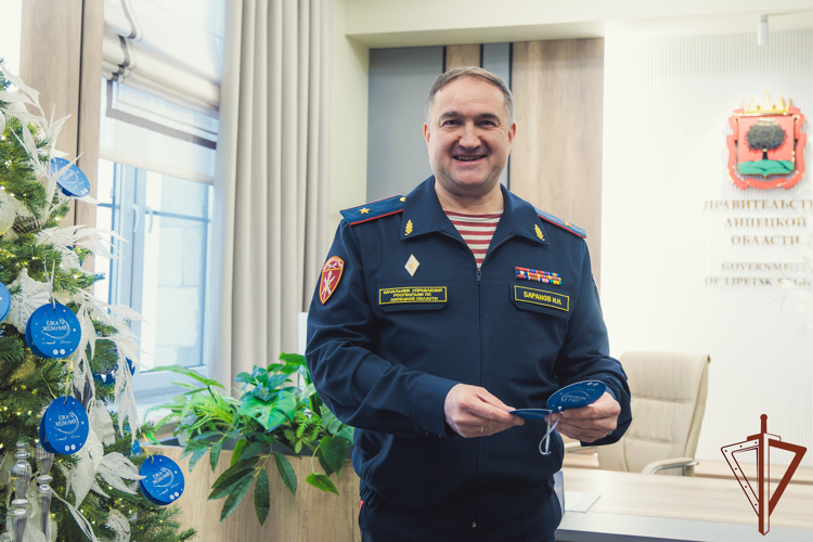 В Липецке представитель Росгвардии принял участие в благотворительной акции «Ёлка желаний»