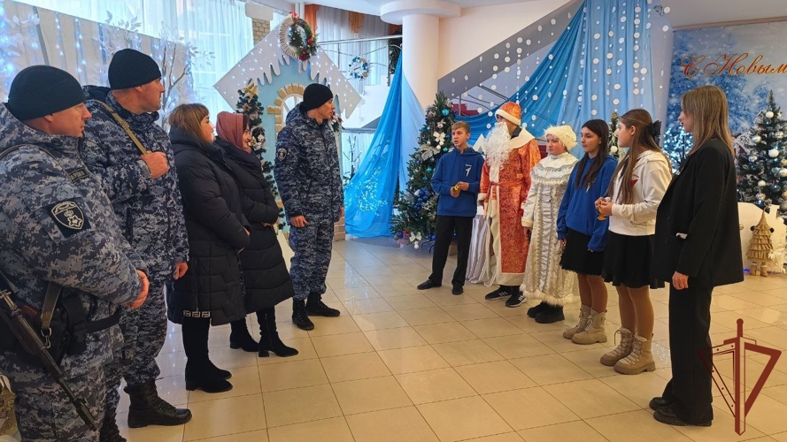 В Белгородской области юные активисты «Движения первых» поздравили росгвардейцев с Новым годом