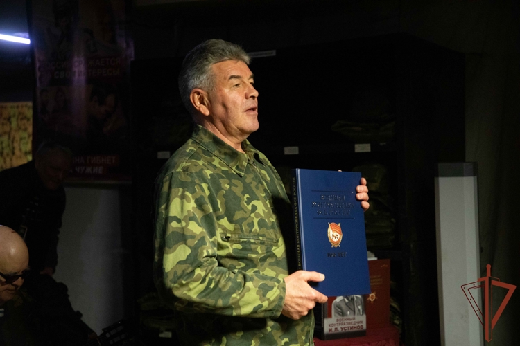 Представители Совета ветеранов Департамента военной контрразведки посетили росгвардейцев в ДНР (видео)