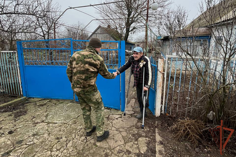 Военнослужащие Росгвардии оказали гуманитарную помощь жителям Херсонской области