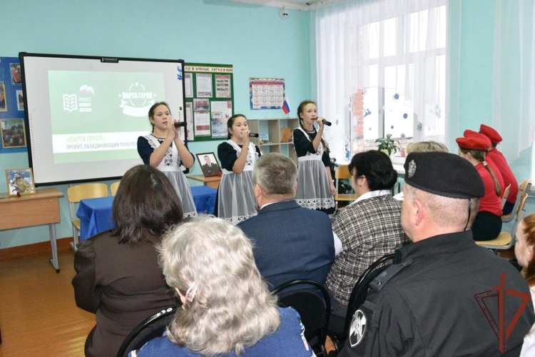 В Удмуртии сотрудники Росгвардии приняли участие в открытии «Парты Героя» в честь погибшего коллеги