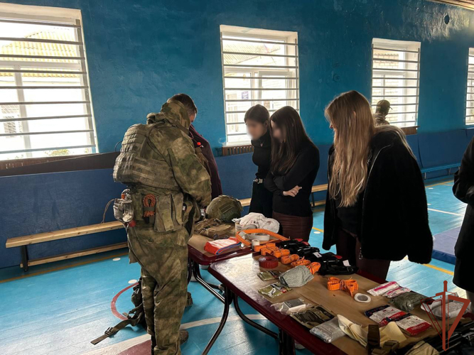 В Херсонской и Запорожской областях росгвардейцы провели встречи со школьниками