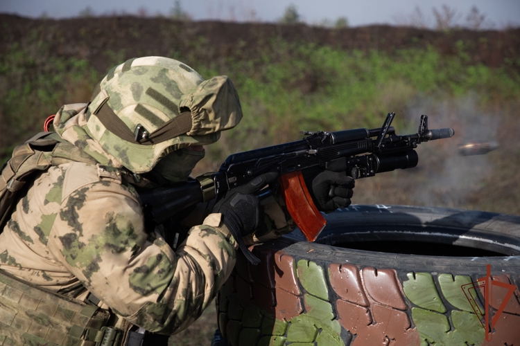 Спецподразделения Росгвардии, выполняющие задачи специальной военной операции в ДНР, совершенствуют боевые навыки (видео)