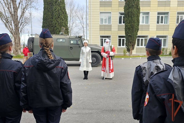 Акцию «Дед Мороз специального назначения» поддержали росгвардейцы в Севастополе