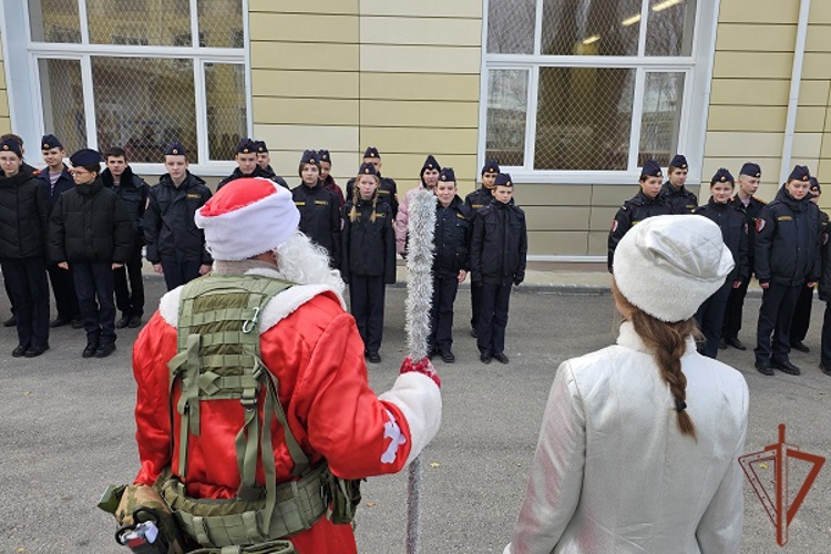 Акцию «Дед Мороз специального назначения» поддержали росгвардейцы в Севастополе