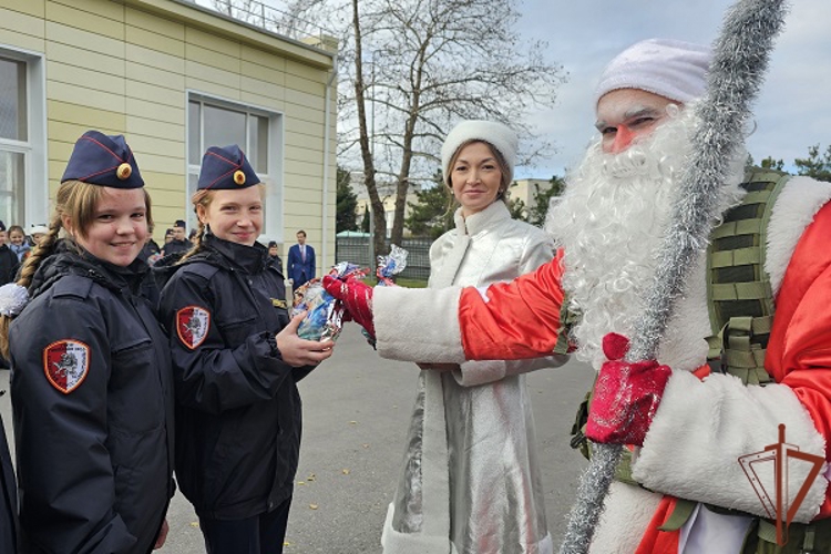 Акцию «Дед Мороз специального назначения» поддержали росгвардейцы в Севастополе