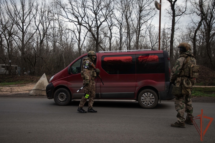Сотрудники Росгвардии оказывают содействие военнослужащим МО РФ на блокпостах в ДНР (видео)