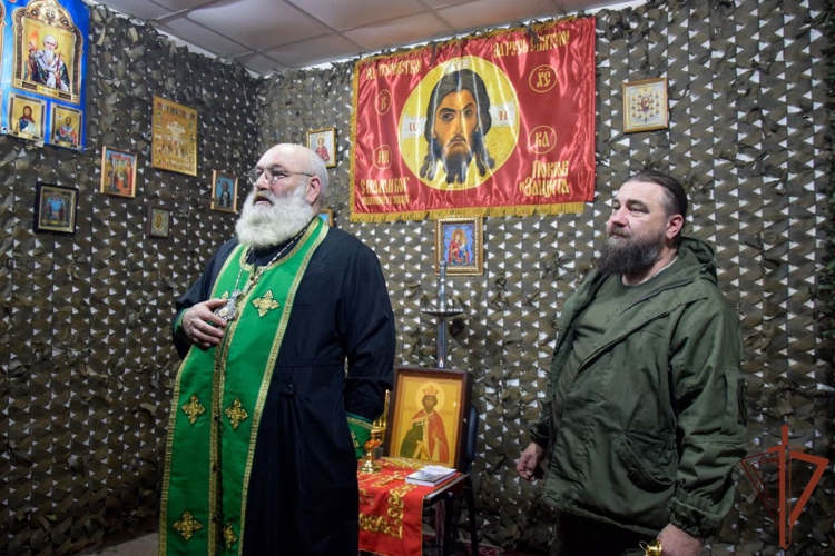 В Луганске представитель Русской Православной Церкви освятил молитвенную комнату в зоне СВО
