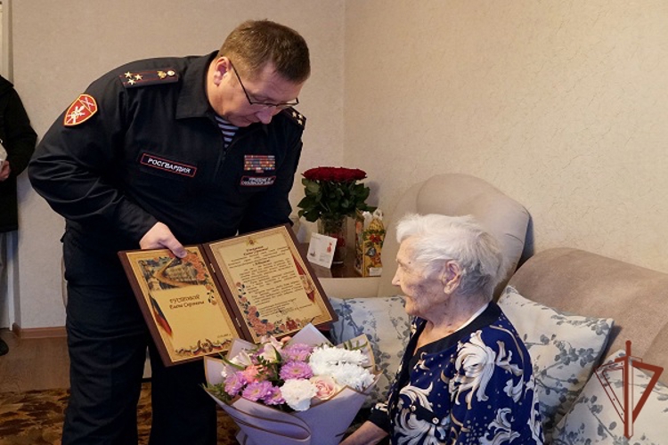 Со 100-летием ветерана Великой Отечественной войны поздравили росгвардейцы на Сахалине