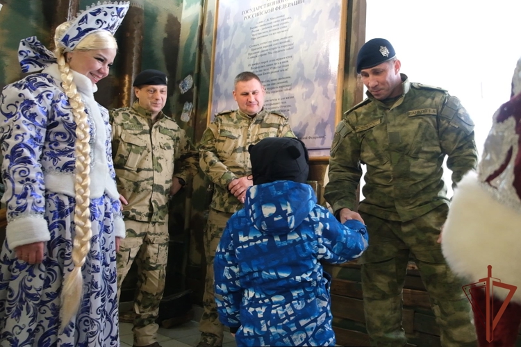 В Курске росгвардейцы исполнили новогодние мечты детей в рамках акции «Ёлка желаний» (видео)