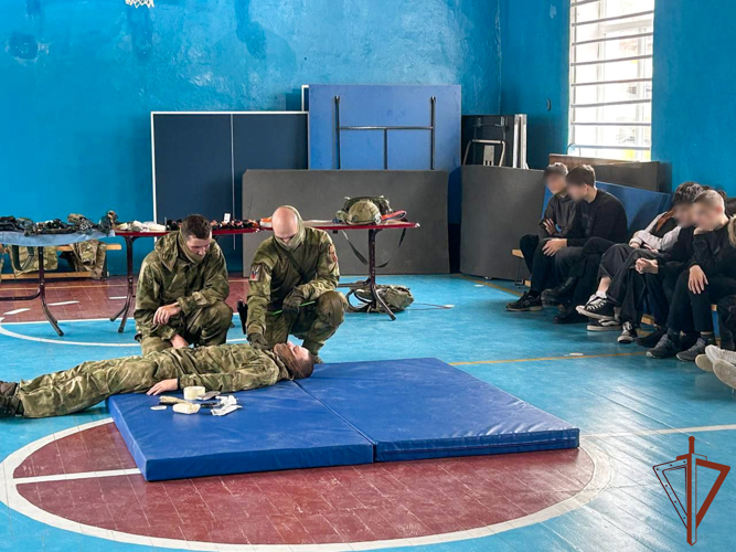 В Херсонской и Запорожской областях росгвардейцы провели встречи со школьниками