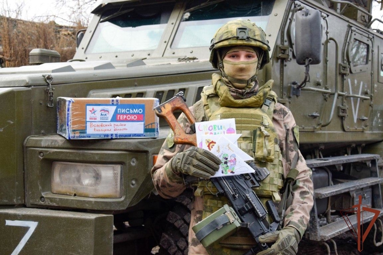 Выполняющие задачи в СВО росгвардейцы получили новогодние письма от школьников и курсантов (видео)