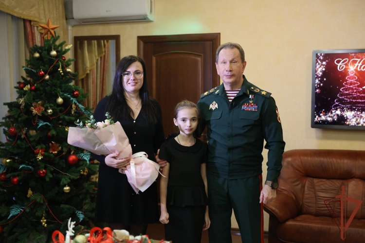 Директор Росгвардии Виктор Золотов вручил новогодние подарки детям росгвардейцев, прошедшим лечение в Китае (видео)