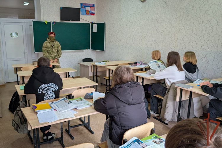 Росгвардейцы провели уроки мужества для школьников Херсонской и Запорожской областей